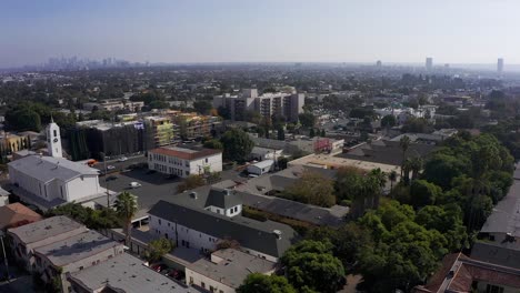 toma panorámica aérea sobre west hollywood con el centro de los ángeles en la distancia