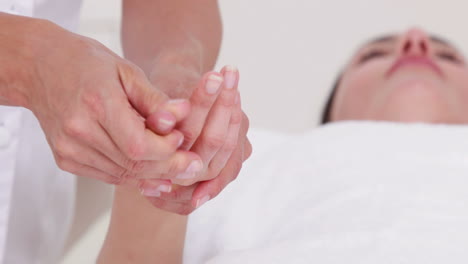 fisioterapeuta haciendo masaje de manos a su paciente