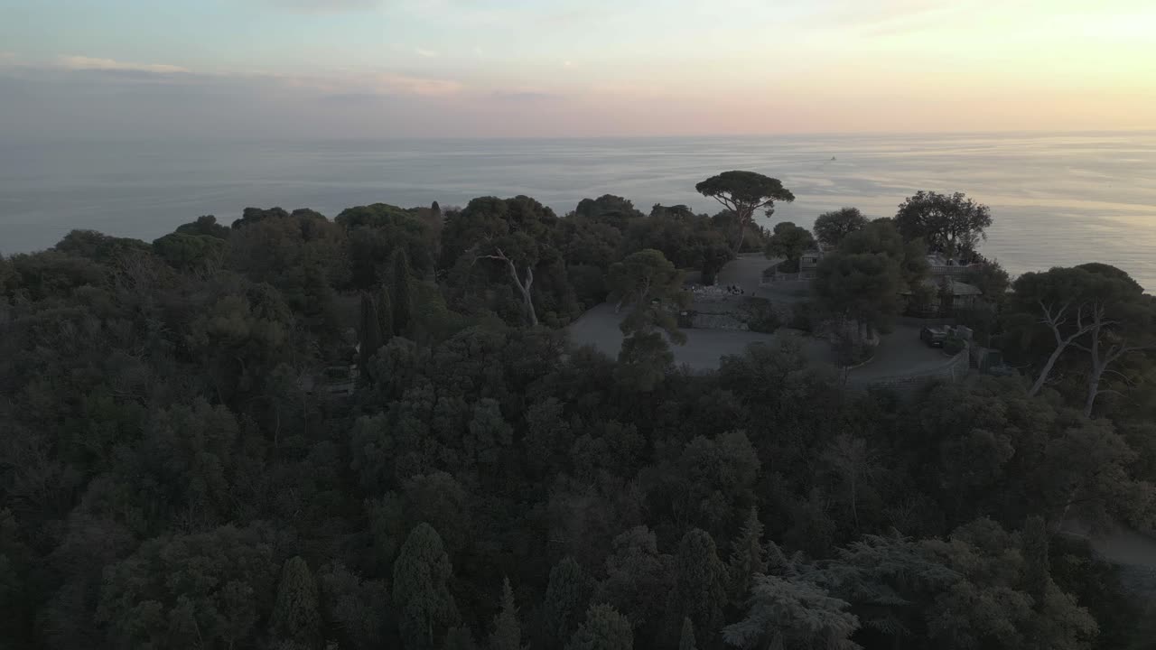 Gün batımında Nice şehrinin yanında, Fransız Rivierası'nda bitki örtüsüyle dolu Fransız Tepesi.