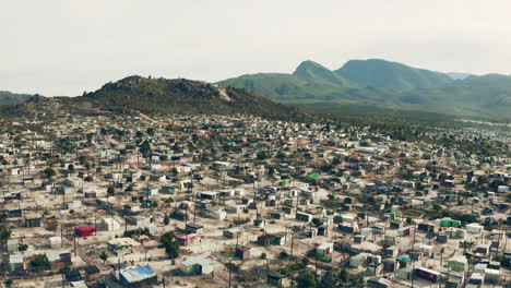 justo fuera de la ciudad se encuentra otra ciudad