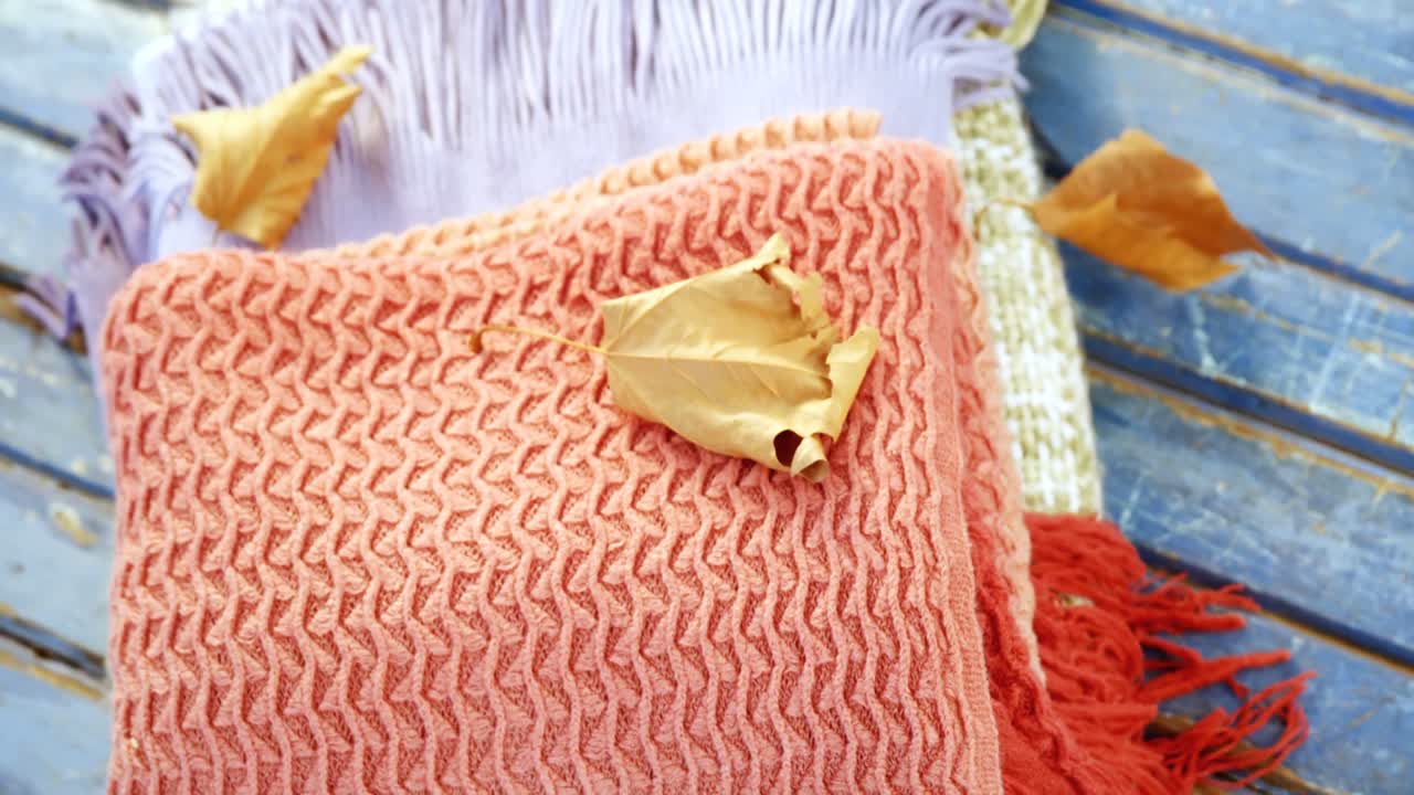 머리카락을 자른 후 고객의 얼굴에서 머리카락을 청소하는 이발사 4k