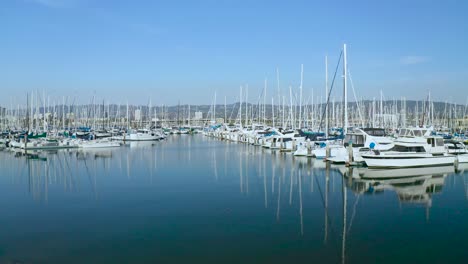 cacerola lenta a la izquierda sobre los barcos en el puerto deportivo