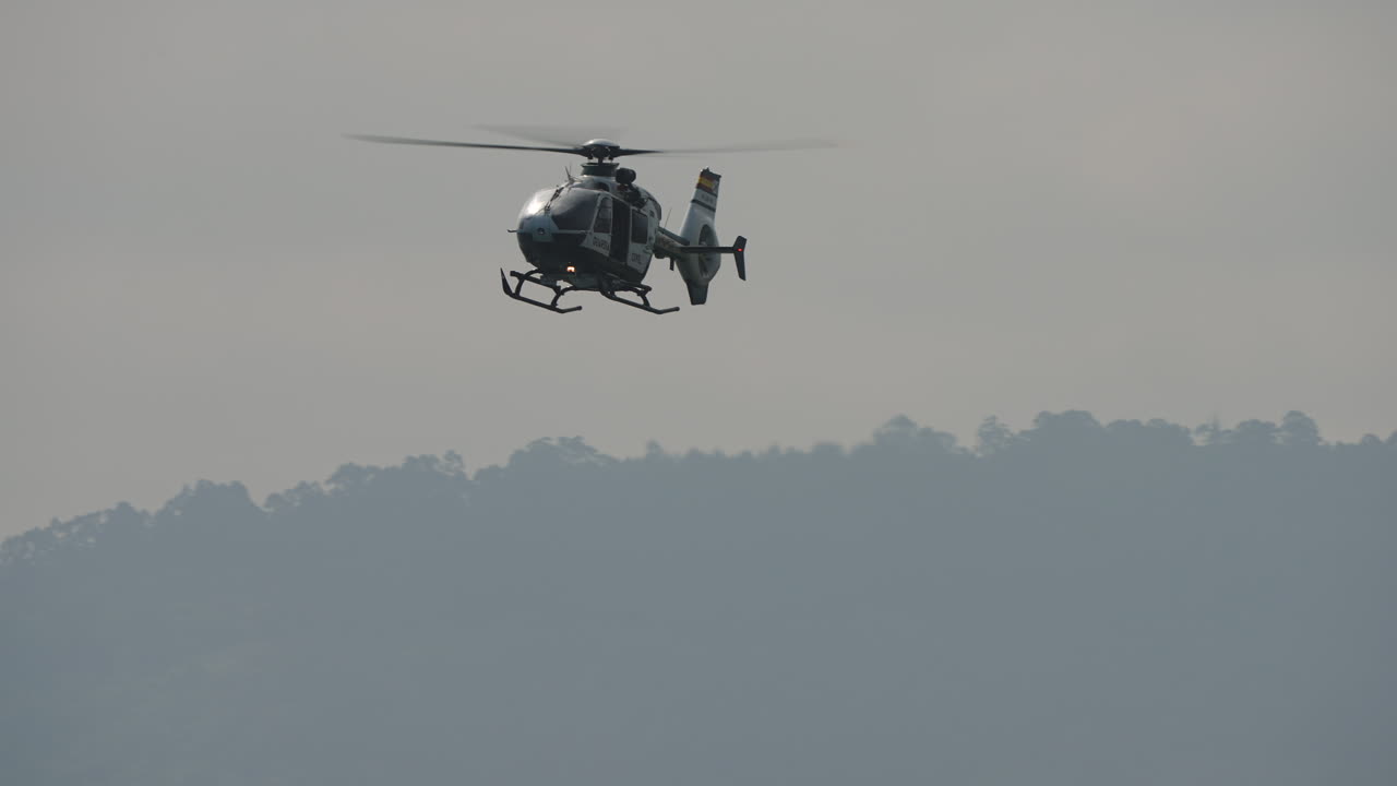 산 위 를 날아다니는 헬리터