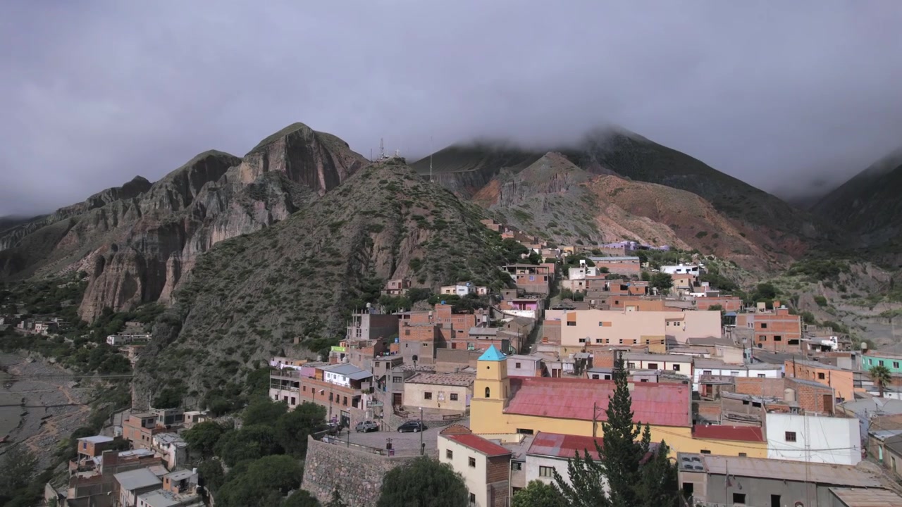 4K drönarvy från luften över Iruya, Salta, Argentina. En avlägsen andinsk by omgiven av dramatiska berg, djupa dalar och slingrande vägar i ett av norra Argentinas mest spektakulära landskap
