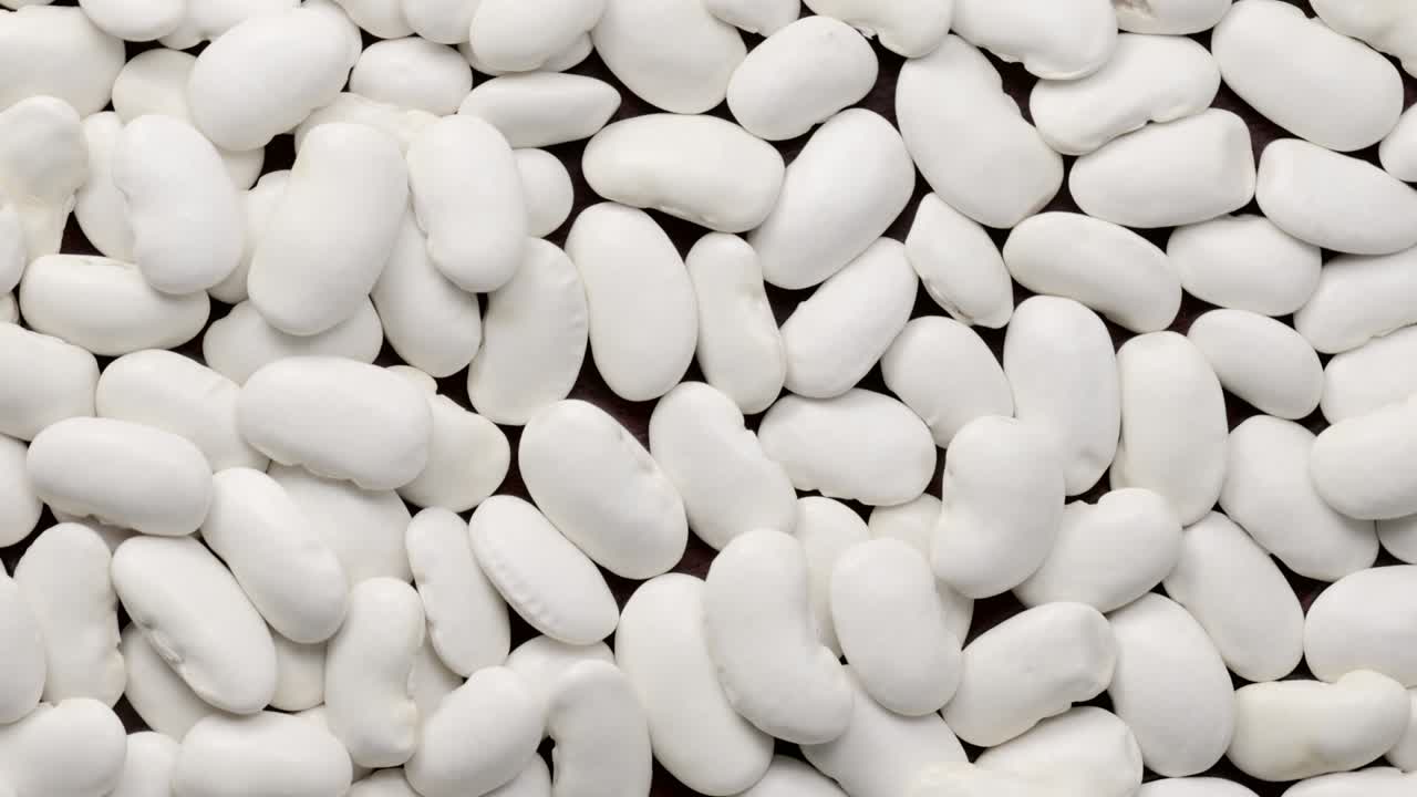 frijoles blancos giratorios disparados desde arriba