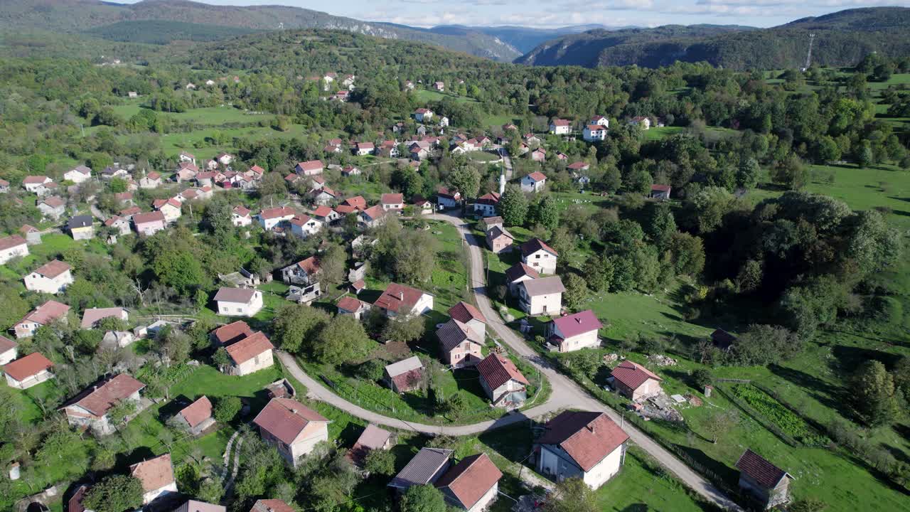 fotografía aérea de un pequeño pueblo típico con mezquita en las montañas de bosnia
