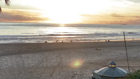 Cámara-Lenta-De-La-Ola-Del-Océano-Golpeando-La-Playa-En-Una-Hermosa-Puesta-De-Sol-De-Europa