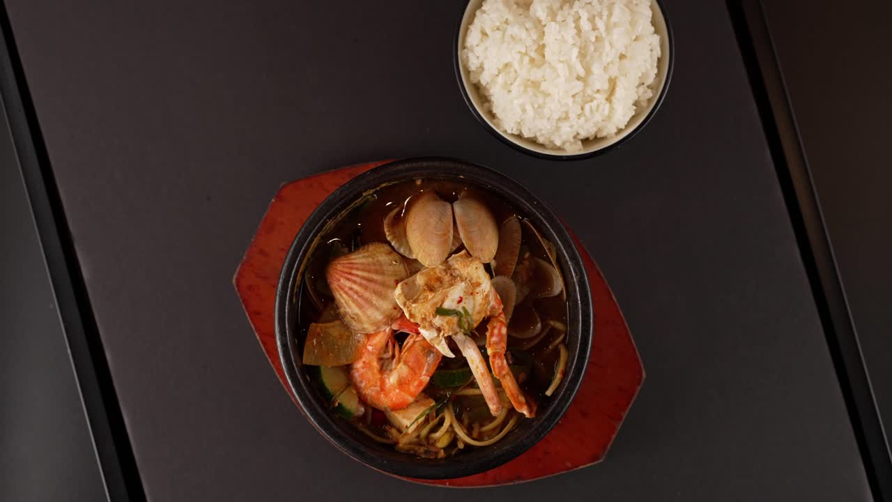 A warm, rich broth infused with seafood and deep umami from fermented soybean paste. 해물과 된장으로 만든 깊은 감칠맛이 어우러진 따뜻하고 진한 국물입니다.
