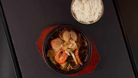a warm, rich broth infused with seafood and deep umami from fermented soybean paste. 해물과 된장으로 만든 깊은 감칠맛이 어우러진 따뜻하고 진한 국물입니다.