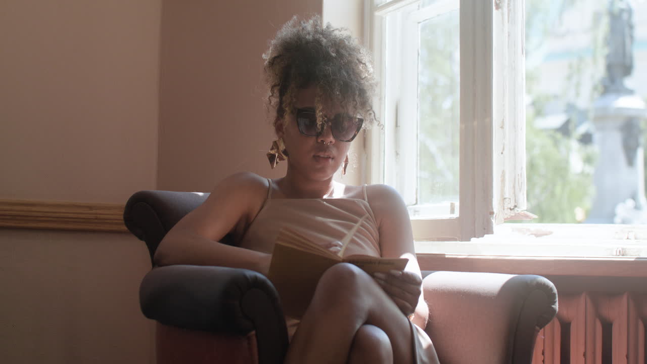 mujer africana de moda sentada en un sillón