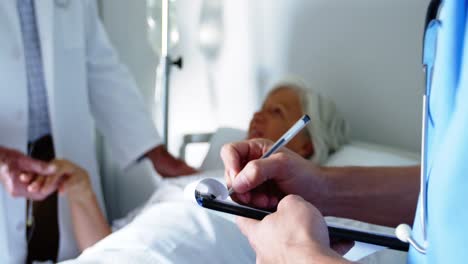 enfermera escribiendo en el clipboard en el hospital