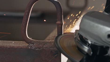 movimiento lento de un molinillo de metal durante el trabajo con chispas volando