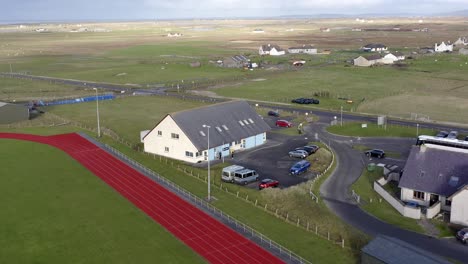 Drohnenaufnahme-Des-UHI-College-Campus-Auf-Der-Insel-Benbecula-In-Der-Nähe-Des-Dark-Island-Hotels