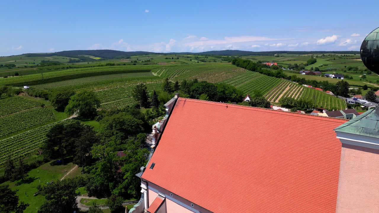 vista aérea de los viñedos en los campos de la ciudad de poysdorf en weinviertel
