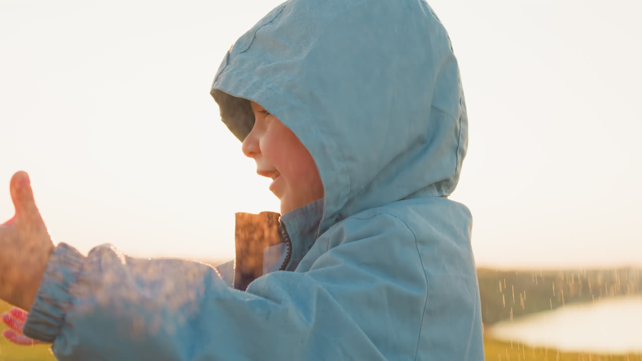 신선한 비에 의해 영혼이 상승한 아이는 자연 세계의 아름다움에 놀랐다.