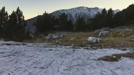 Bewegender-Zeitraffer-Sonnenuntergang,-Berg-Olymp-Wald,-Schneebedeckte-Gipfel,-Schwenken-Von-Petrostrouga