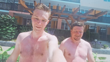 amigos saltando en la piscina en un día soleado.
