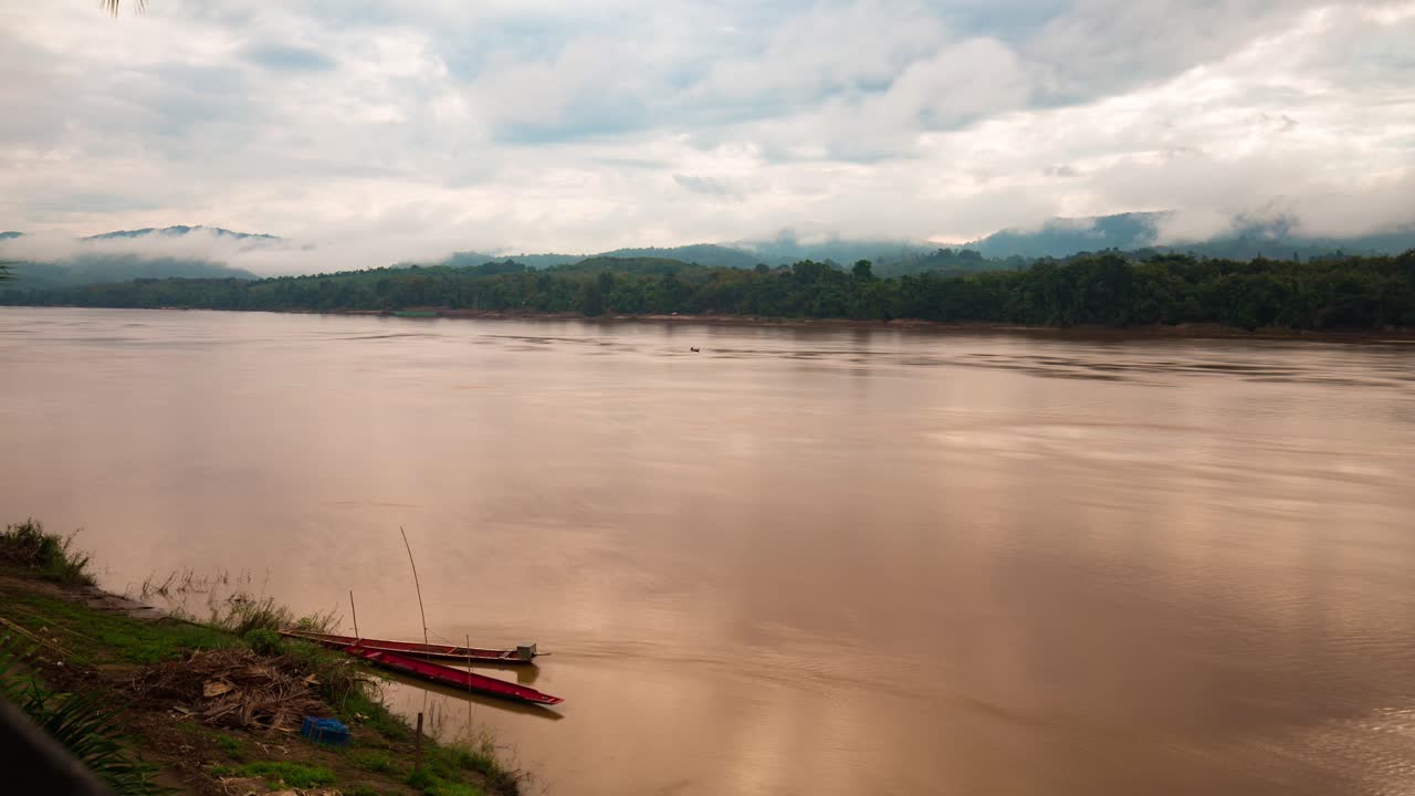 Nebbia mattutina e nuvole lungo il Mekong.