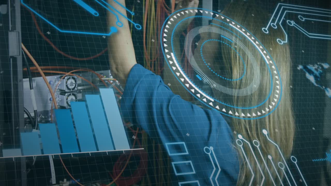 animación de escáner redondo y procesamiento de datos sobre ingeniera caucásica que trabaja en la sala de servidores