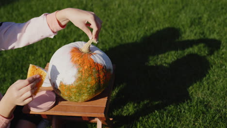 el niño pinta calabazas, prepara joyas para halloween.