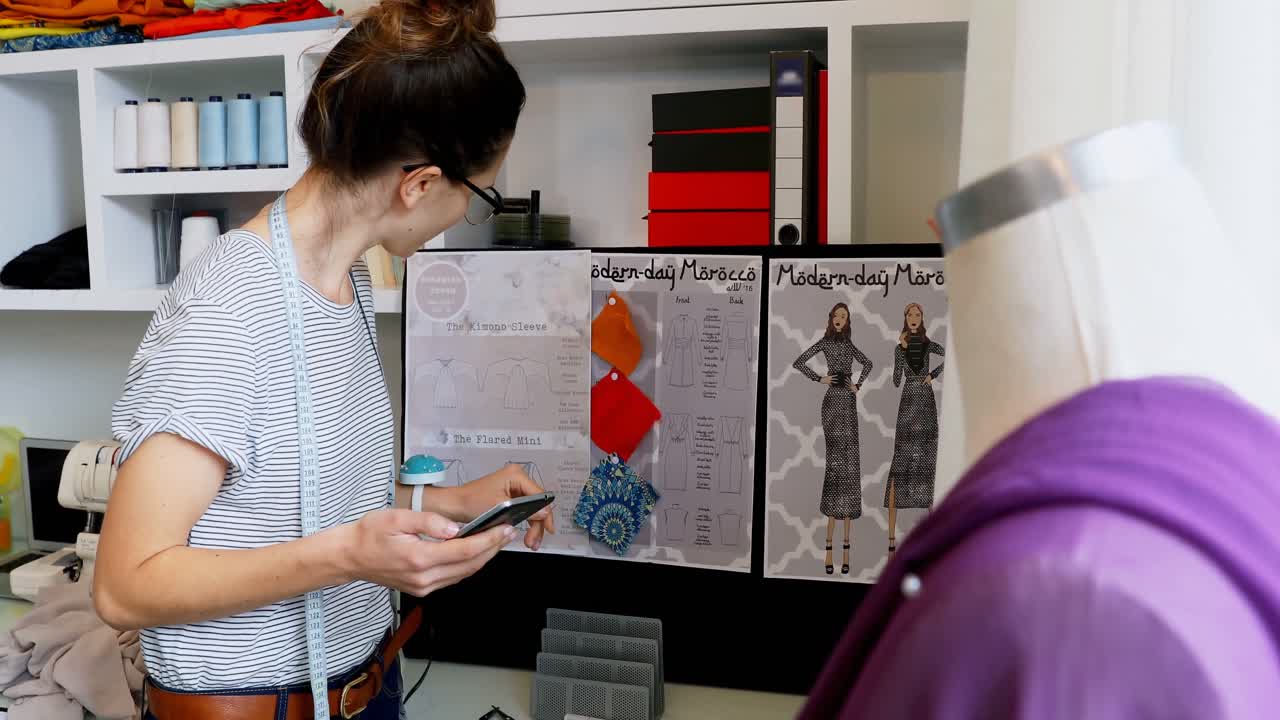 diseñadora usando teléfono móvil 4k