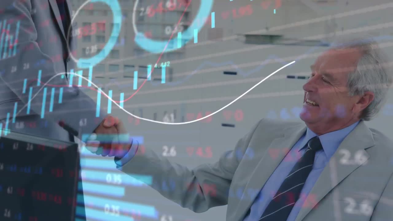 animación del procesamiento de datos financieros sobre empresarios caucásicos que se dan la mano