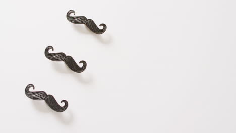 video de tres bigotes falsos negros sobre un fondo blanco