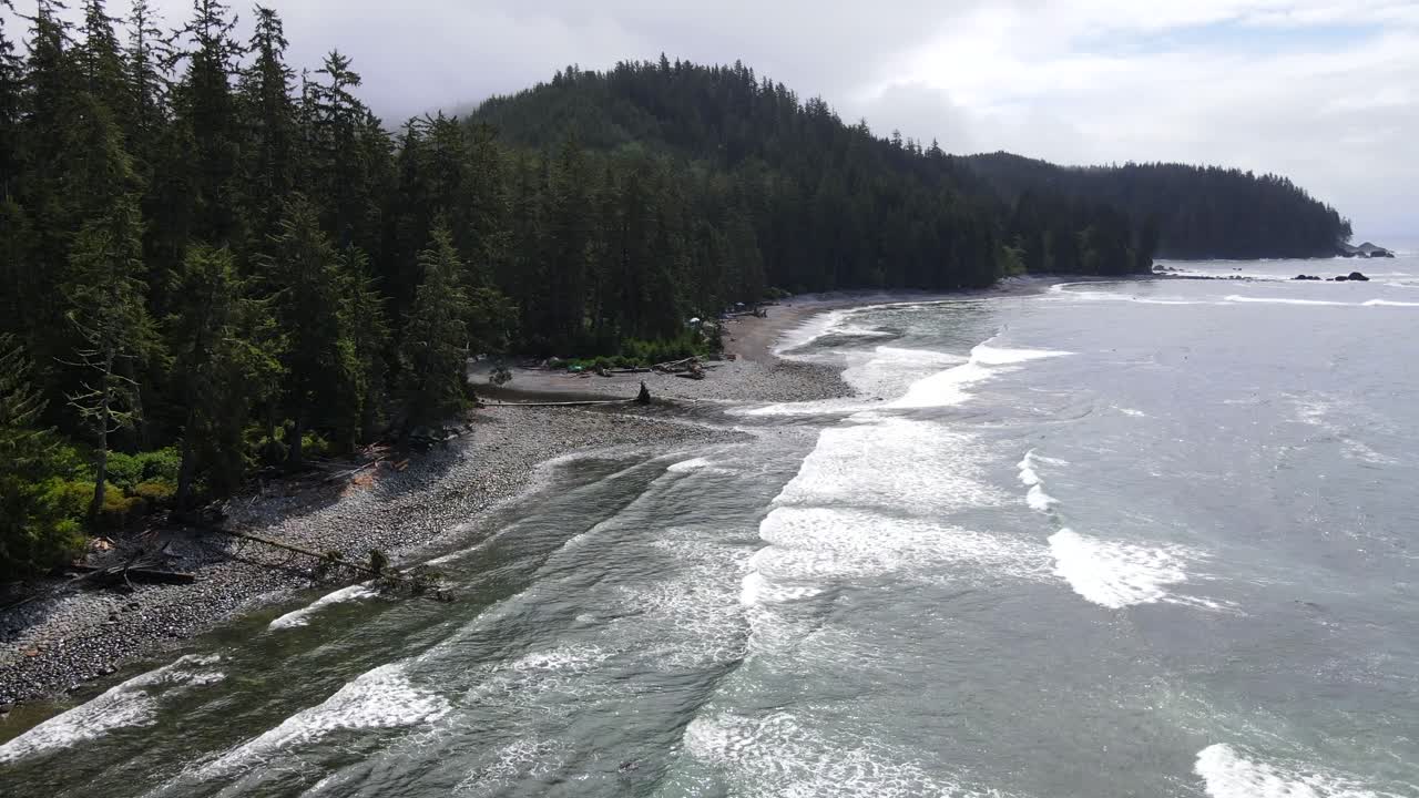 imágenes aéreas en 4k de la playa de sombrio en un día nublado de verano