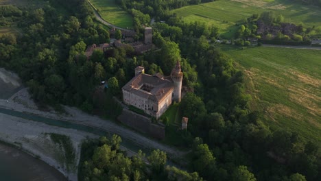 Village-and-castle-of-Rivalta-along-Trebbia-River-shores-during-dry-season,-Piacenza-in-Italy