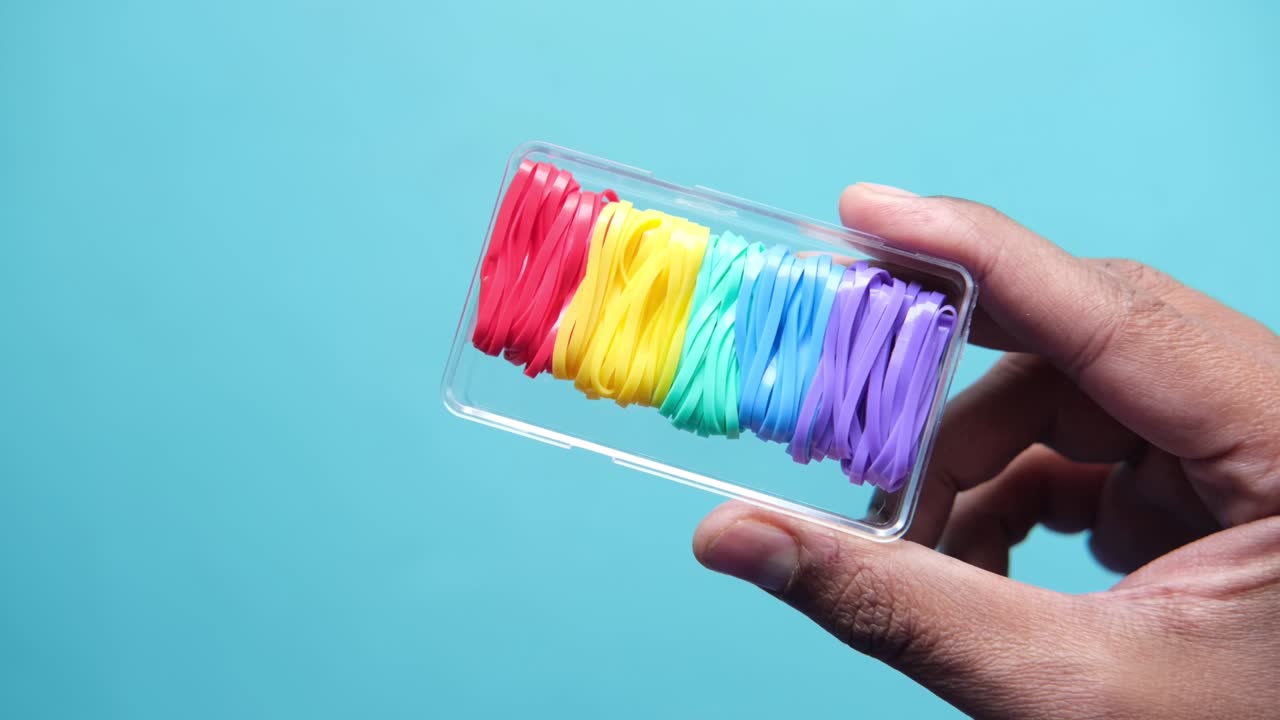 다채로운 배경에 무지개 색의 고무 밴드