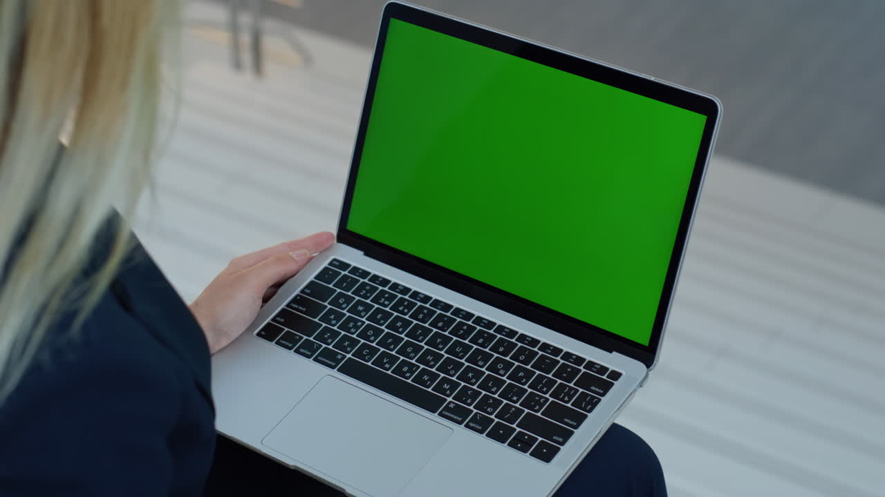 Mockup di laptop con donna al lavoro in ufficio, primo piano. Imprenditrice irriconoscibile