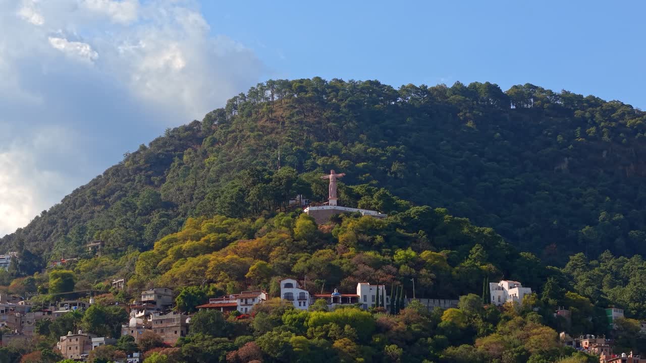 Vista aérea panorâmica com movimento de câmera da Colina de Atachi em Taxco de Alarcón, com o Cristo Monumental de Taxco, Guerrero, México