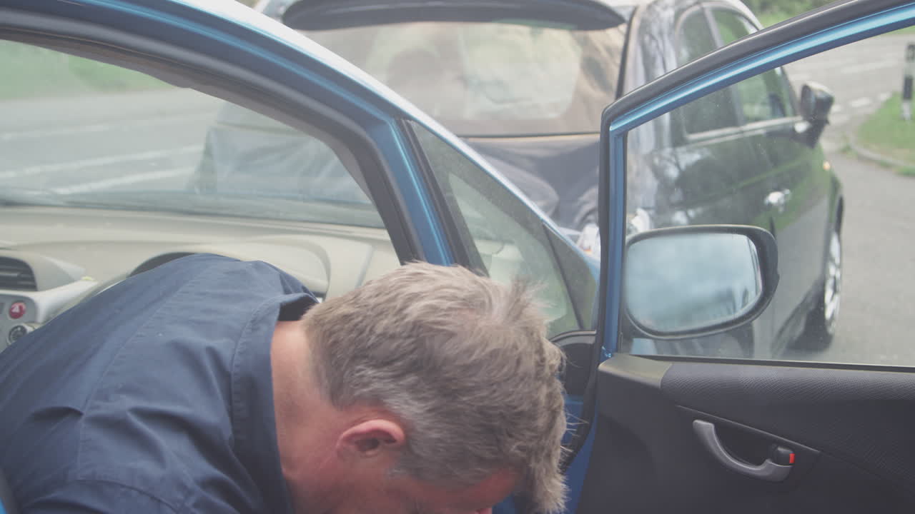 에어백이 발사된 자동차 사고로 부상을 입은 남성 운전자