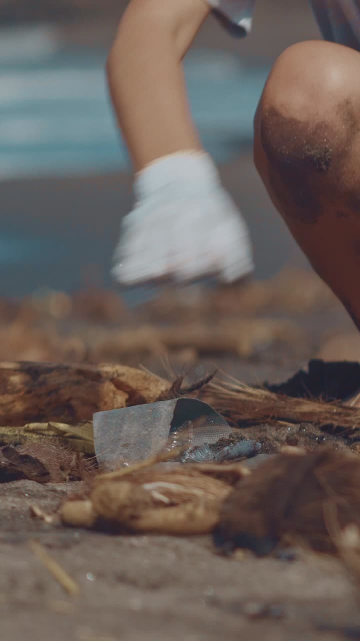 Volunteers clean plastic pollution from balis beautiful beaches