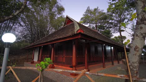 Arquitectura-Tradicional-De-Una-Casa-Con-Techo-De-Tejas-En-Kerala,-Utilizando-Principalmente-Madera.