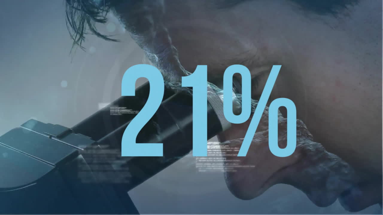 백인 남성 과학자가 현미경을 사용하여 퍼센트 애니메이션과 데이터 처리를 수행합니다.