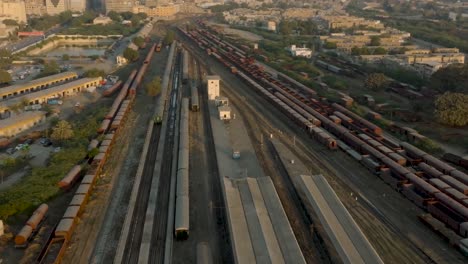 Luftaufnahme-Von-Eisenbahnwaggons-Und-Bahnsteigen-Am-Bahnhof-Karachi