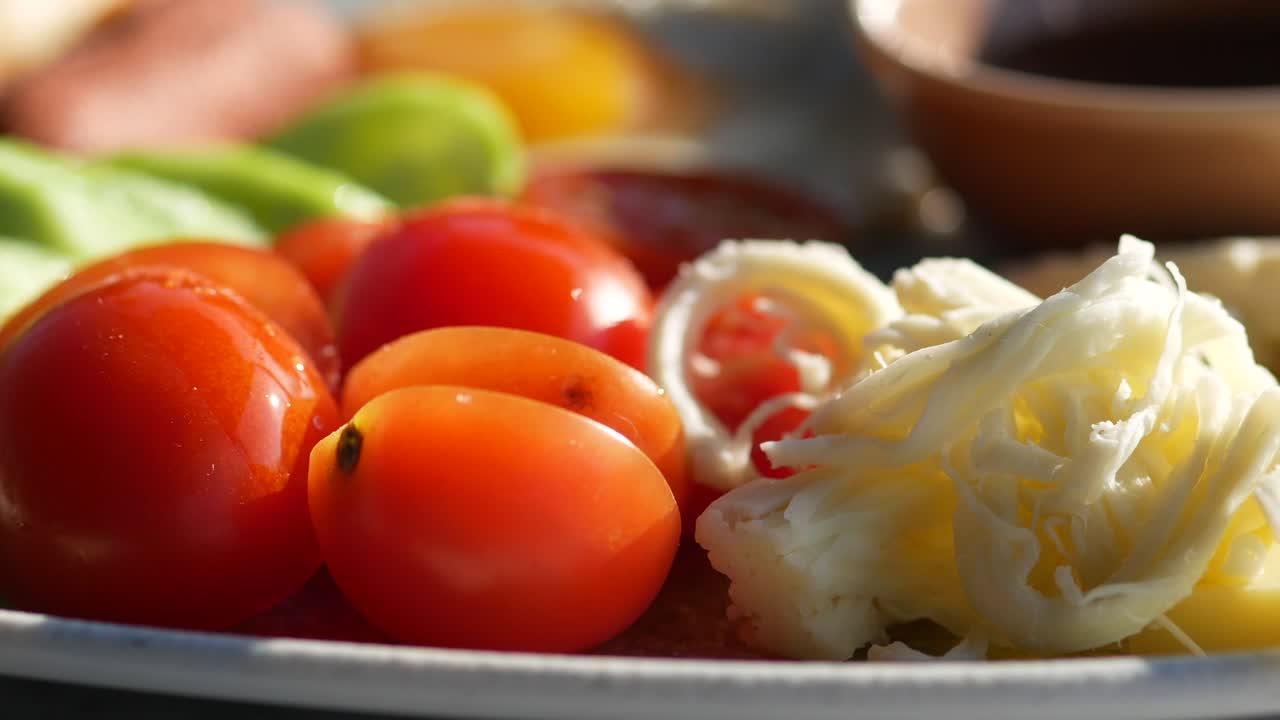 치즈 와 토마토 를 넣은 아침 식사 접시