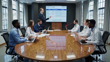 reunión del personal del hospital