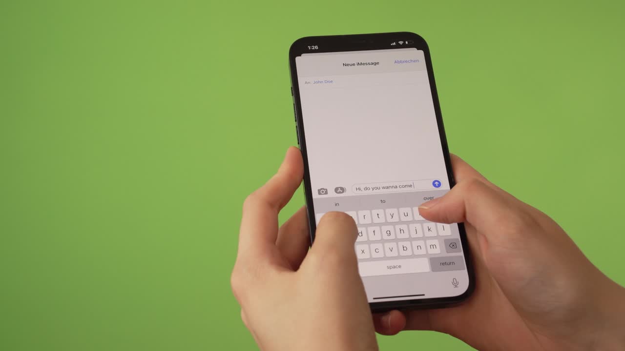 mujer enviando un mensaje de texto