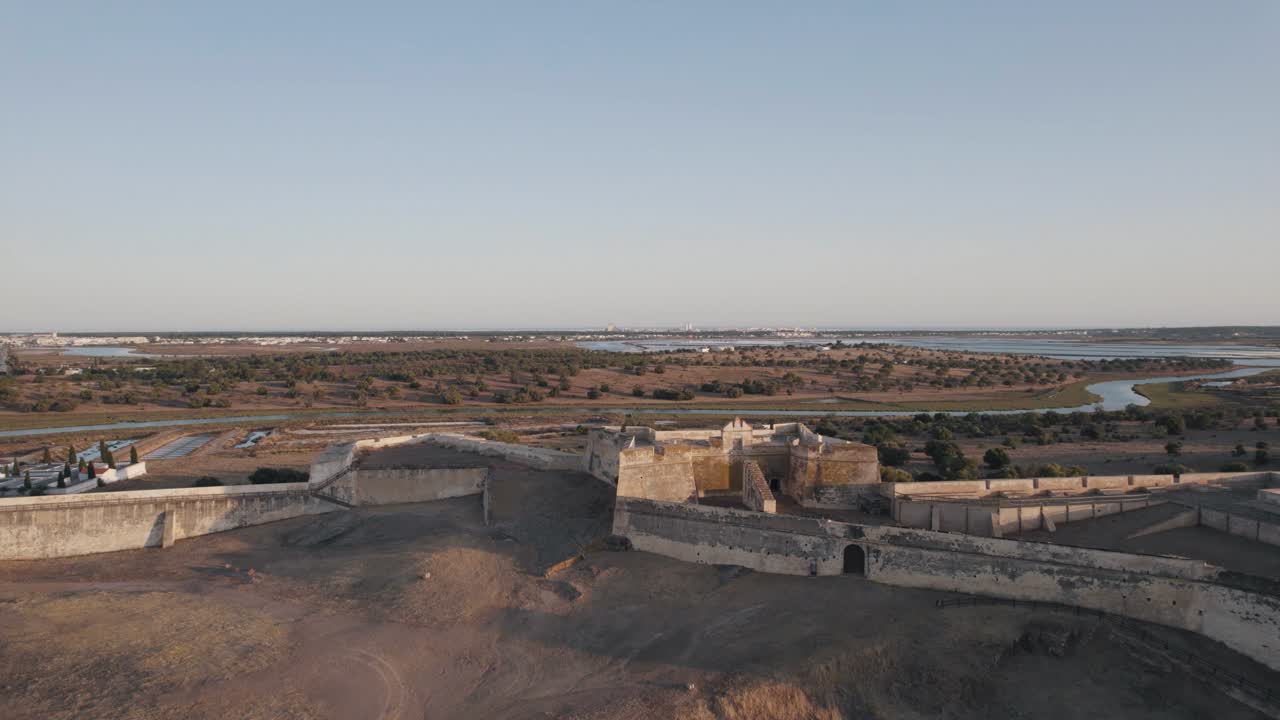 drone volando alrededor de un castillo medieval en portugal, famoso y reconocido por su antigüedad y arquitectura, gran color a la luz del día