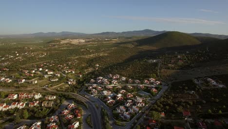 Volando-Sobre-La-Ciudad-Y-El-Paisaje-Verde-Con-Colinas-Playa-Trikorfo-Grecia