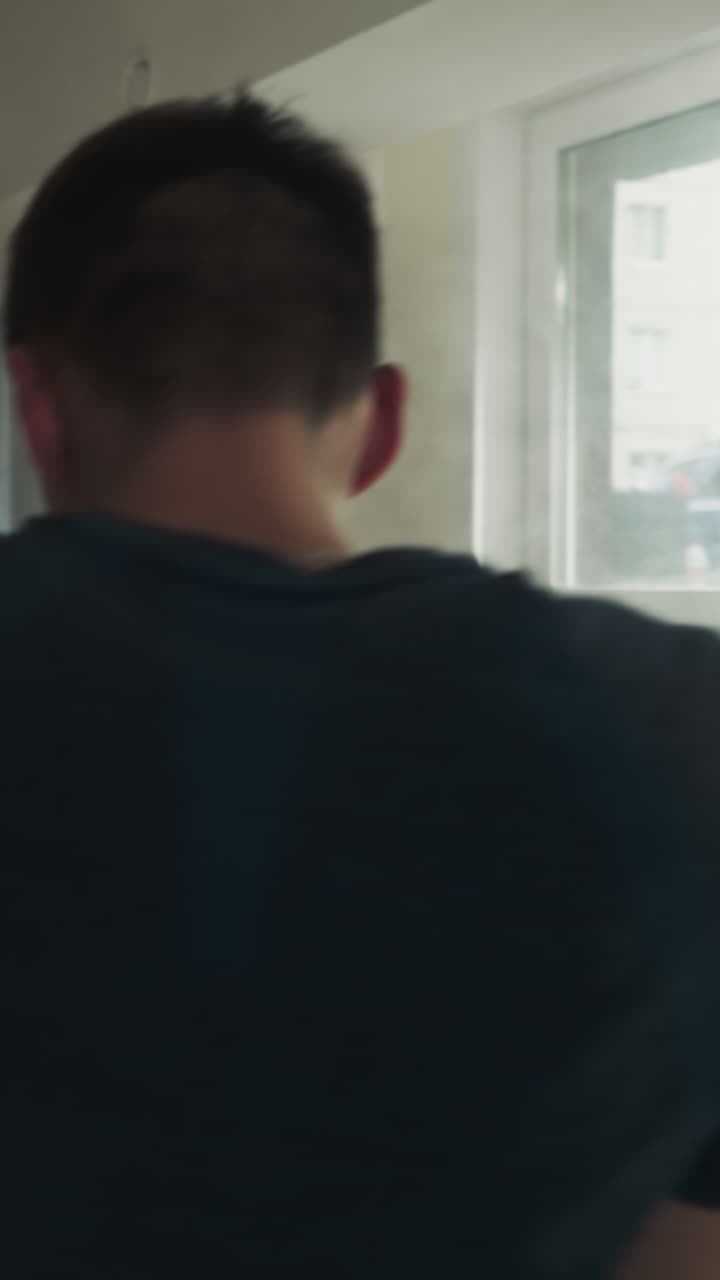 스포츠 클럽에서 친절한 스파링을 수행하는 싸움: 남자 블록 타격과 타격은 체육관에서 느린 동작에서 파트너와 싸운다. 혼합 무술 선수