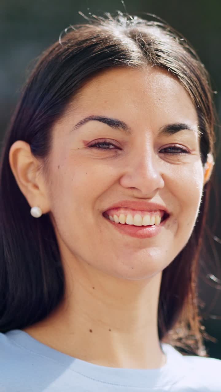 retrato en primer plano de una mujer sonriente