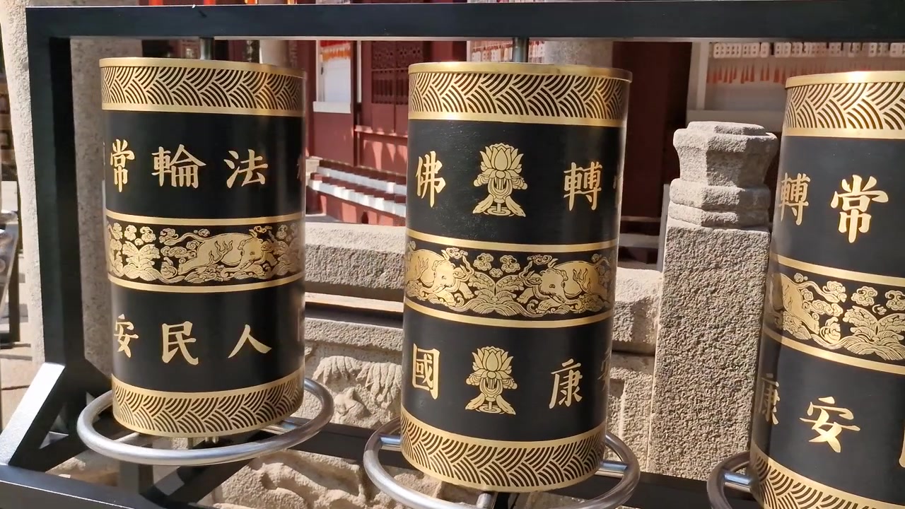 Ruedas de oración budistas frente al Templo de los Seis Banianos en Guangzhou, China.