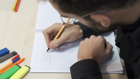 tarea de geometría en el escritorio
