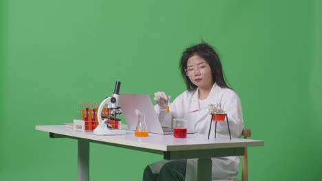 científico trabajando en un laboratorio