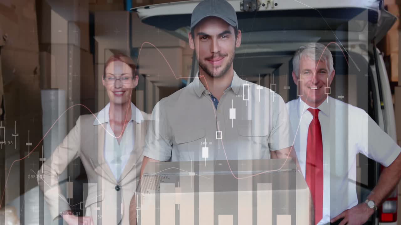 Elaborazione di dati statistici su ritratto di un supervisore uomo, una supervisora donna e un addetto alle consegne sorridente
