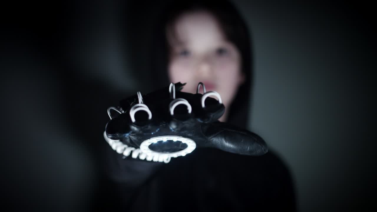 niño de 4k mostrando un guante electrónico de control remoto sin manos