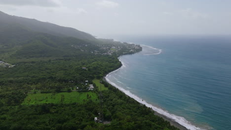 Breite-Luftaufnahmen-Am-Morgen-Von-Der-Südküste-Von-Puerto-Rico-Zeigen-Die-Stadt-Patillas